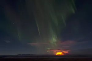 Northern lights and night-time glow of the Holuhraun fissure eruption north of the Northern lights and night-time glow of the Holuhraun fissure eruption north of the