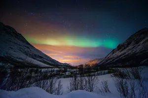 <b class=qtipBold><figcaption>Northern lights in snow valley</figcaption></b><br>Northern lights in snow valley.<br><em>© coolbiere</em> Northern lights in snow valley
