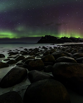 <b class=qtipBold><figcaption>Northern Lights from Utakliev beach</figcaption></b><br>A display of the aurora borealis over the ocean towards mountains in the Lofoten Isles<br><em>© David N Moorhouse</em> Northern Lights from Utakliev beach