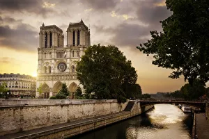 <b class=qtipBold><figcaption>Notre de Paris in sunrise</figcaption></b><br>One morning in Paris Notre de Paris in sunrise