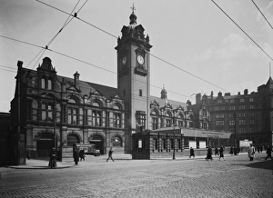 <b class=qtipBold><figcaption>Nottingham Victoria Station</figcaption></b><br>Victoria Railway Station in Nottingham, April 1927. (Photo by Topical Press Agency/Hulton Archive/Getty Images)<br><em>© 2011 Getty Images</em> Nottingham Victoria Station