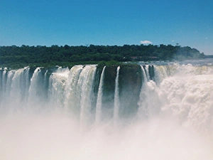 <b class=qtipBold><figcaption>Ol? Brasil</figcaption></b><br>View of the Devil's Throat, the main section of Iguazu Falls.<br><em>© Copyright 2014 Nomadicvision.com. All rights reserved.</em> Ol? Brasil