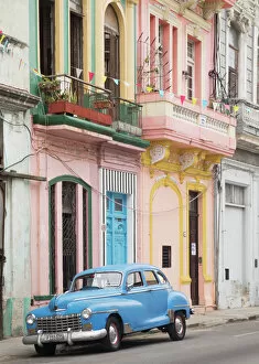 Confidence Gallery: Old american car on El Malecon of Havana