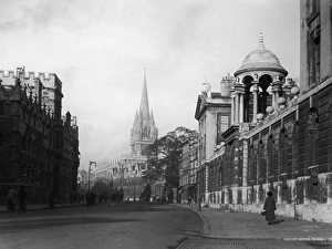 <b class=qtipBold><figcaption>Oxford City</figcaption></b><br>circa 1910: High Street, Oxford in the English south-central county of Oxfordshire. (Photo by Herbert Felton/Herbert Felton/Getty Images)<br><em>© This content is subject to copyright.</em> Oxford City