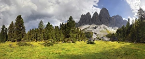 Panoramic view on Adolf-Munkel-Weg trail, Geisler massif, Villnoesstal valley Panoramic view on Adolf-Munkel-Weg trail, Geisler massif, Villnoesstal valley