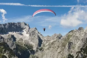 High Mountain Range Gallery: Paraglider, Hollental or Hell Valley, Hollentalferner glacier, Waxensteinkamm crest