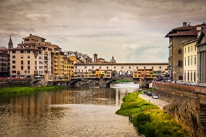 <b class=qtipBold><figcaption>Ponte Vecchio Sunset</figcaption></b><br>Sunset at the Ponte Vecchio bridge in town of Florence, Italy<br><em>© Dado Daniela</em> Ponte Vecchio Sunset