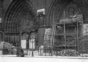 <b class=qtipBold><figcaption>Protecting Notre Dame</figcaption></b><br>circa 1916: Sandbags being used to protect Notre Dame against air attacks during the First World War. (Photo by Henry Guttmann Collection/Hulton Archive/Getty Images) Protecting Notre Dame