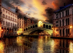 <b class=qtipBold><figcaption>Puente de Rialto</figcaption></b><br>The Rialto Bridge is the oldest of the four bridges spanning the Grand Canal in Venice, it is also best known for its design as much as for its history. It was the dividing line for the districts of San Marco and San Polo.<br><em>© Copyright toalafoto</em> Puente de Rialto