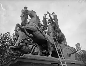 <b class=qtipBold><figcaption>Queen's Bathtime</figcaption></b><br>June 1927: The statue of Queen Boadicea getting a good clean, in London. (Photo by Fox Photos/Getty Images) Queen's Bathtime