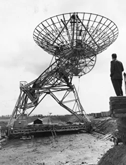 <b class=qtipBold><figcaption>Radio Telescope</figcaption></b><br>The construction of the mobile dish for the radio telescope being erected by the Ministry of Public Buliding and Works for Professor Ryle and Cambridge University. Radio Telescope