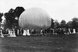 <b class=qtipBold><figcaption>Ranelagh Balloon</figcaption></b><br>1st June 1907: An inflated balloon at the Ranelagh Ballooning event for the Harbord Cup, 1907, watched by the ladies and gentlemen. (Photo by Hulton Archive/Getty Images) Ranelagh Balloon