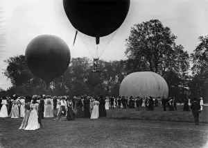 <b class=qtipBold><figcaption>Ranelagh Balloons</figcaption></b><br>25th May 1907: Hot air balloons at Ranelagh in Barnes, West London, during a race for the Harbord Cup. (Photo by Topical Press Agency/Getty Images) Ranelagh Balloons