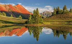 <b class=qtipBold><figcaption>Red Mountain and reflecting ponds</figcaption></b><br>Red Mountain and reflecting ponds, Russell Burden, 581085555<br><em>© Russell Burden</em> Red Mountain and reflecting ponds