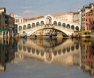 Images Dated 8th November 2008: Reflection of Rialto Bridge in Grand Canal of Venice