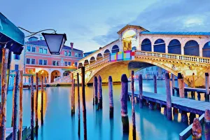 <b class=qtipBold><figcaption>Rialto Bridge Venice Italy</figcaption></b><br>Beautiful Venice after dark...around 3am there's no people around<br><em>© copyright 2018 rex montalban</em> Rialto Bridge Venice Italy