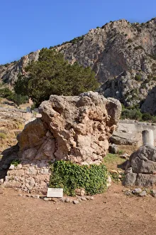 <b class=qtipBold><figcaption>Rock of the Sibyl, Delphi, Greece</figcaption></b><br><em>© Anna Pekunova</em> Rock of the Sibyl, Delphi, Greece