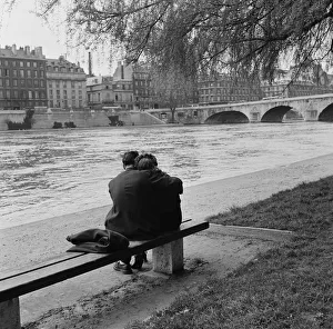 <b class=qtipBold><figcaption>Romantic Paris</figcaption></b><br>A courting couple on the bank of the Seine, Paris, 1954. (Photo by Fred Van Schagen/BIPs/Hulton Archive/Getty Images)<br><em>© 2011 Getty Images</em> Romantic Paris