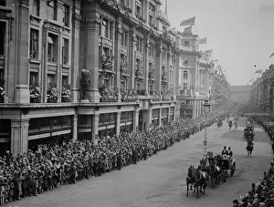 <b class=qtipBold><figcaption>Royal Drive</figcaption></b><br>June 1927: King George V (1865 - 1936) and Queen Mary (1867 - 1953) driving down Regent Street, London watched by crowds lining the pavements. (Photo by Fox Photos/Getty Images) Royal Drive