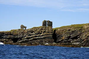 Ruins of a Chieftain castle on the Irish coast Ruins of a Chieftain castle on the Irish coast