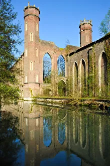 <b class=qtipBold><figcaption>Ruins of Levavasseur spinning mill</figcaption></b><br>Romantic ruins of the former Levavasseur spinning mill. A factory built as a true neo-Gothic cathedral. An exceptional industrial heritage.<br><em>© P. BIRON</em> Ruins of Levavasseur spinning mill