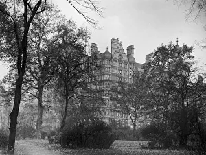<b class=qtipBold><figcaption>Russell Hotel</figcaption></b><br>The Russell Hotel in London's Russell Square, circa 1930. (Photo by Herbert Felton/Hulton Archive/Getty Images)<br><em>© 2008 Getty Images</em> Russell Hotel