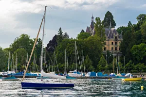 Sailing pier lacates beside lake Thun, Switzerland Sailing pier lacates beside lake Thun, Switzerland