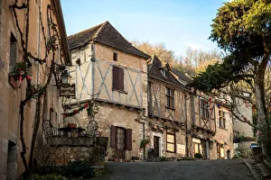 <b class=qtipBold><figcaption>Saint Cirq Lapopie</figcaption></b><br>Saint Cirq Lapopie :an historic clifftop village tourist attraction in Midi-PyrA©nA©es (France.<br><em>© Denis Prezat</em> Saint Cirq Lapopie