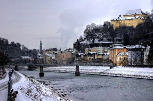 Images Dated 26th December 2010: Salzach river in winter with Salzburg old town