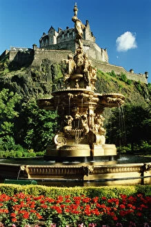 Images Dated 7th March 2006: Scotland, Lothian, Edinburgh, Ross Fountain and Edinburgh Castle