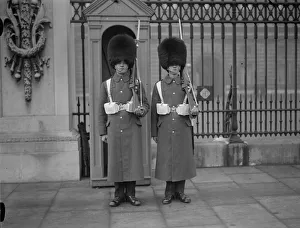 <b class=qtipBold><figcaption>Sentry Box</figcaption></b><br>December 1928: Sentries guard the entrance to Buckingham Palace, London. (Photo by Fox Photos/Getty Images) Sentry Box