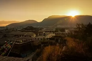Images Dated 16th October 2012: Shangri-La old town with the sunrise