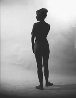 Images Dated 17th May 2006: Silhuette of nude woman posing in studio, (Rear view), (B&W)