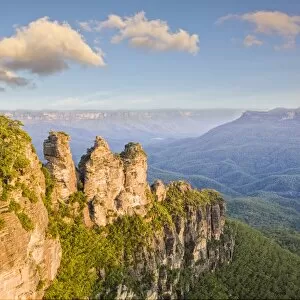 Images Dated 22nd January 2006: Three Sisters rock formation at Katoomba in the Blue Mountains, Katoomba, New South Wales, Australia