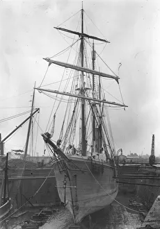 <b class=qtipBold><figcaption>SS Endurance</figcaption></b><br>July 1914: Irish explorer Sir Ernest Shackleton's ship SS Endurance in dry dock at Millwall Docks, during preparations for his Antarctic expedition. (Photo by Topical Press Agency/Getty Images) SS Endurance