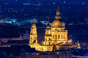 <b class=qtipBold><figcaption>St. Stephen's Cathedral in Budapest</figcaption></b><br>Hungary, St Stephen's Basilica (Szent Istvan ter) in Budapest, neo-Renaissance basilica located in the central district of Pest. On its left, looking onto the same square, a building dating back to the Soviet period which contrasts with the classical architecture of the religious monument<br><em>© Chan Srithaweeporn</em> St. Stephen's Cathedral in Budapest