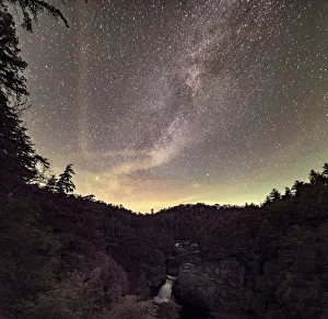 <b class=qtipBold><figcaption>A Starry Night at Linville Falls</figcaption></b><br>A Starry night at Linville Falls located in the Blue Ridge Mountains of North Carolina.<br><em>© ROBERT LOE</em> A Starry Night at Linville Falls