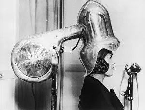 <b class=qtipBold><figcaption>State Of The Art</figcaption></b><br>A woman sitting under a large, chrome-plated hairdryer, 1928. (Photo by FPG/Hulton Archive/Getty Images)<br><em>© 2004 Getty Images</em> State Of The Art