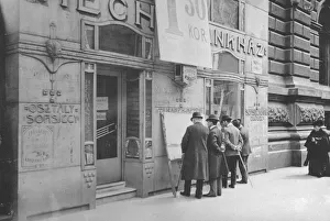 <b class=qtipBold><figcaption>State Lottery</figcaption></b><br>circa 1925: Group fo men looking at the lottery results in Budapest. (Photo by Topical Press Agency/Getty Images) State Lottery