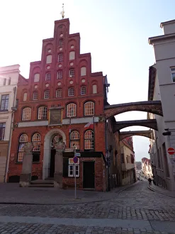 <b class=qtipBold><figcaption>Streets of LAOEbeck, Germany</figcaption></b><br>A view on one of the streets in LAOEbeck, including this characteristic building of the 'Schiffergesellschaft'. Unesco, summer.<br><em>© Sebastiaan Kroes</em> Streets of LAOEbeck, Germany
