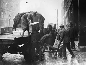 <b class=qtipBold><figcaption>Strike Champagne</figcaption></b><br>12th May 1926: A group of students unloading crates of champagne at a leading hotel in Birmingham on the ninth day of the Great Strike. (Photo by Topical Press Agency/Getty Images) Strike Champagne