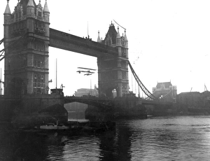 <b class=qtipBold><figcaption>Stunt Flying</figcaption></b><br>Irish aviator Francis McClean (1876 - 1955) flies his Short seaplane through Tower Bridge, over the River Thames, 10th August 1912. (Photo by Topical Press Agency/Getty Images)<br><em>© This content is subject to copyright.</em> Stunt Flying