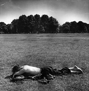 <b class=qtipBold><figcaption>Sunbather</figcaption></b><br>A man sunbathing in London's Hyde Park. Sunbather