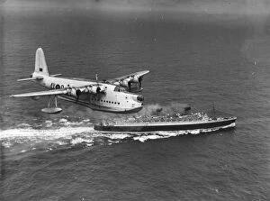 Cruise Ship Collection: Sunderland Bomber in a mock bombing practice with the Queen Elizabeth