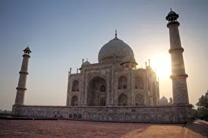 <b class=qtipBold><figcaption>Sunrise behind Taj Mahal</figcaption></b><br>Morning sun at Taj Mahal with clear sky and no people. Sunrise behind Taj Mahal