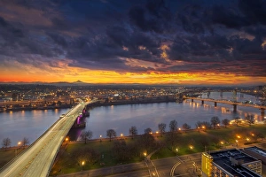 Images Dated 19th October 2014: Sunrise Over Willamette River