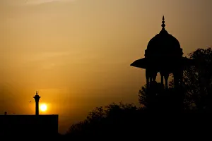 <b class=qtipBold><figcaption>Sunset Near The Tal Mahal</figcaption></b><br>Beautiful sunrise by the entrance to the Taj Mahal, with a silhouette of a tower in the foreground.<br><em>© Stig Stockholm Pedersen</em> Sunset Near The Tal Mahal