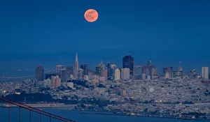 <b class=qtipBold><figcaption>Super Moon</figcaption></b><br>Beautiful moon on san francisco with Golden Gate Bridge.<br><em>© Phoo Chan</em> Super Moon