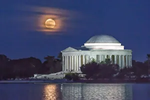 <b class=qtipBold><figcaption>Super Moon at Tidal Basin</figcaption></b><br>Super moon over Jefferson memorial.<br><em>© 2013 Dennis Govoni</em> Super Moon at Tidal Basin
