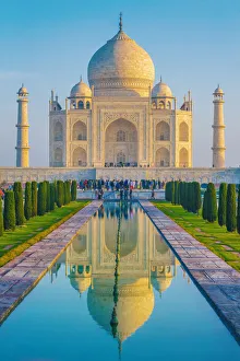 <b class=qtipBold><figcaption>Taj Mahal in Agra, India</figcaption></b><br>Peter Zelei Images, Taj Mahal, 513209188<br><em>© 2016 Peter Zelei</em> Taj Mahal in Agra, India